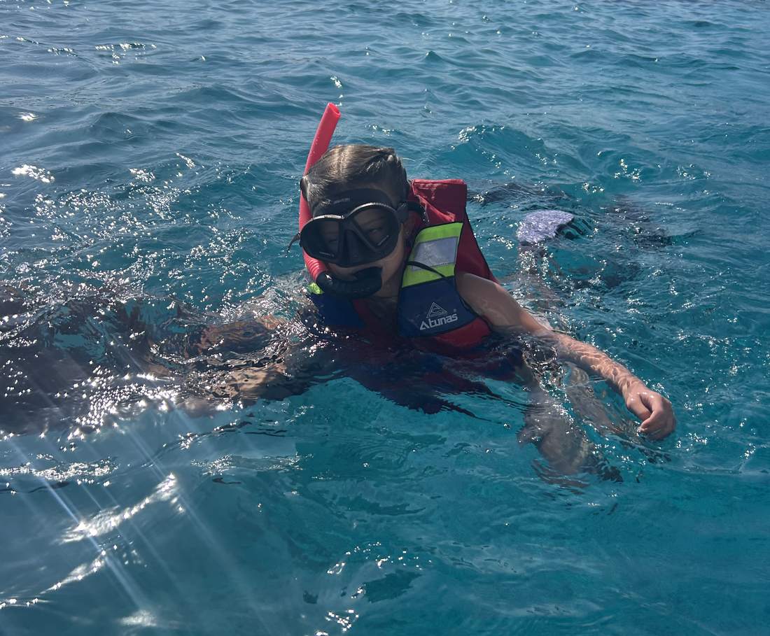 Snorkelen in het heldere water bij Gili Air, bij Lombok, Indonesië