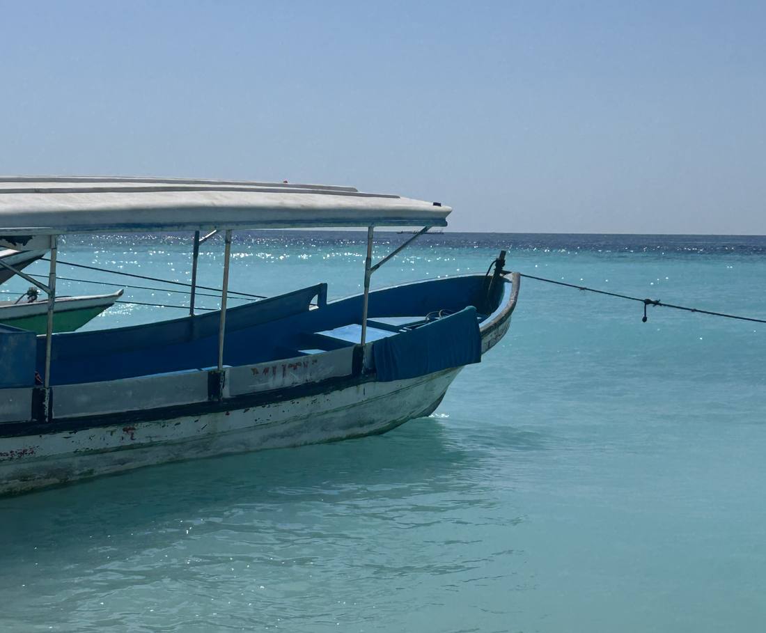 Een bootje in het heldere ondiepe water, Indonesië