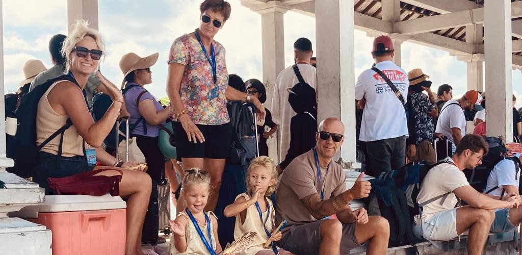 Reizigers wachten op de aanlegsteiger op de boot naar Gili Air, Indonesië