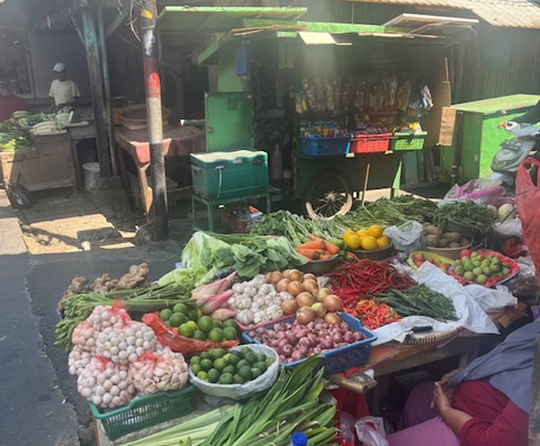 Bergen groente en kruiden op een markt in Jakarta, Java, Indonesië