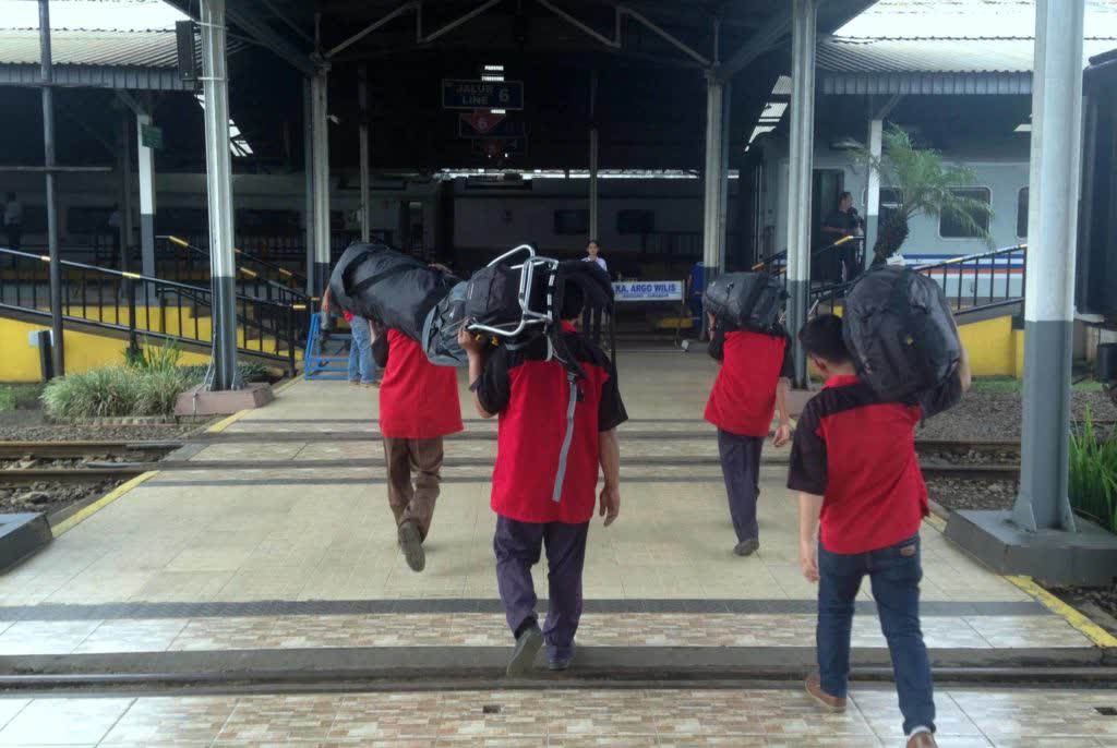 bagagedragers op het station, Indonesië