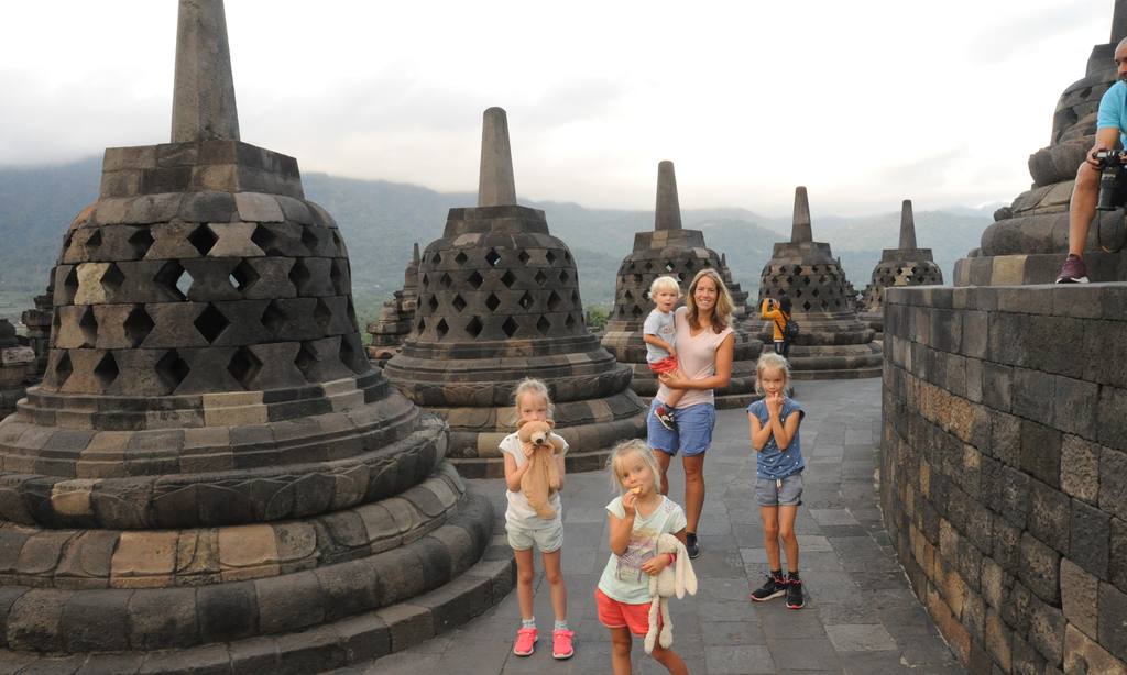 Kinderen tussen de stoepas van de Borobudur op Java, Indonesië