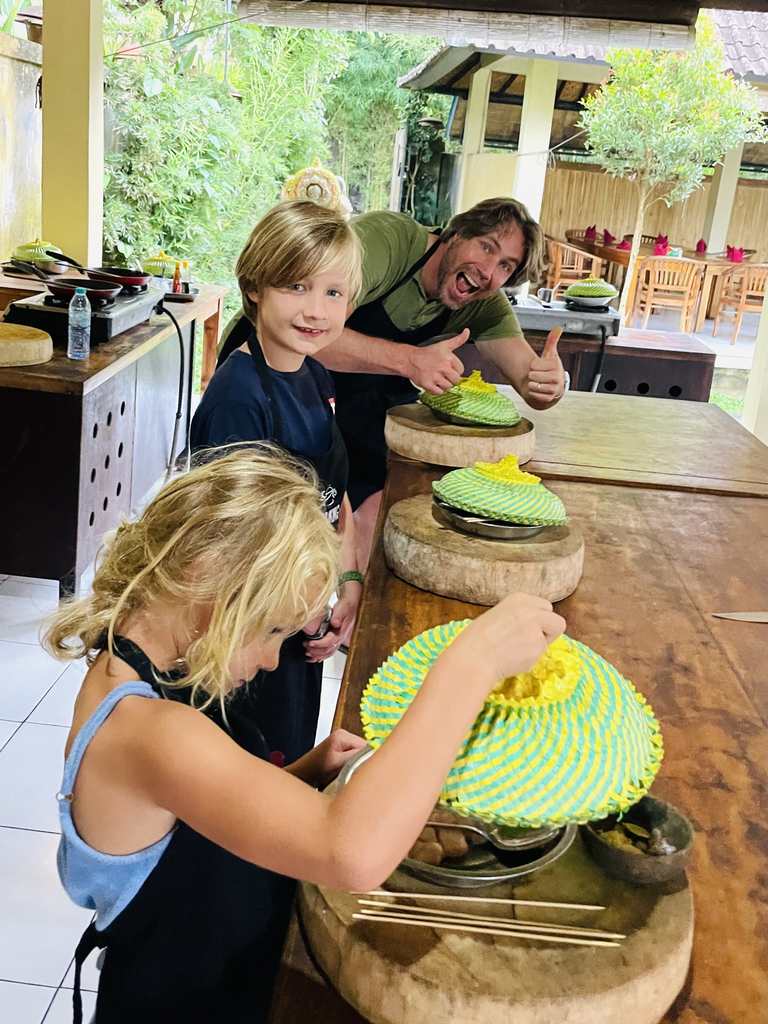 Kinderen koken mee tijdens een kookworkshop bij Ubud op Bali, Indonesië