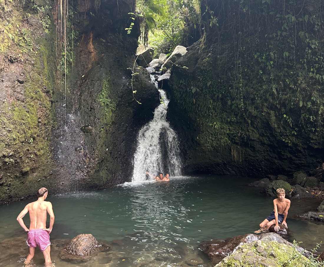 Kinderen bij de waterval in de vallei bij Senaru op Lombok, Indonesië