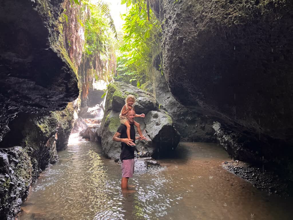 zwemmen bij de waterval, Lombok, Indonesië