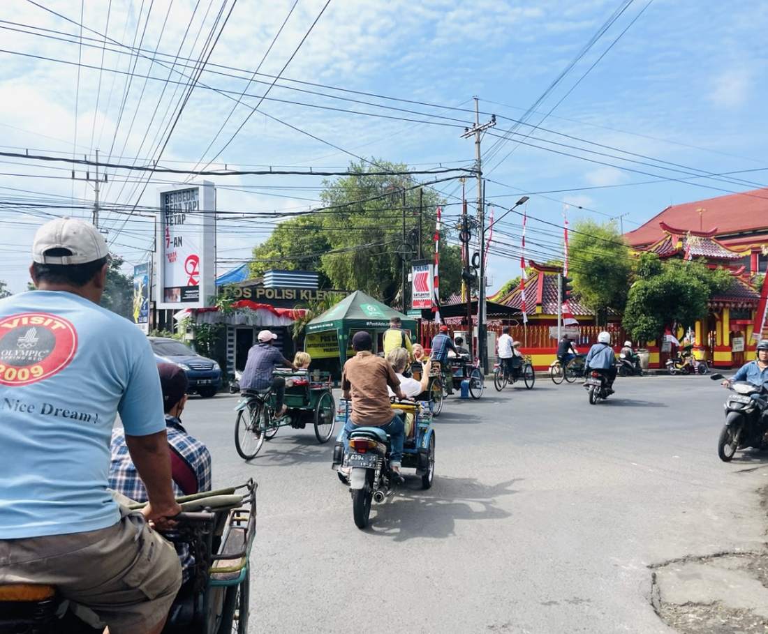 Met de becak door de straten van Malang op Java, Indonesië