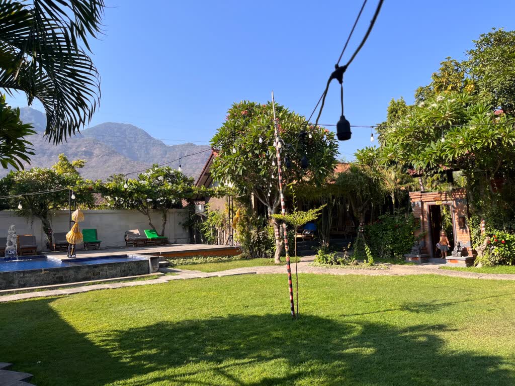 De tuin met zwembad van de ecolodge bij Pemuteran op Bali, Indonesië