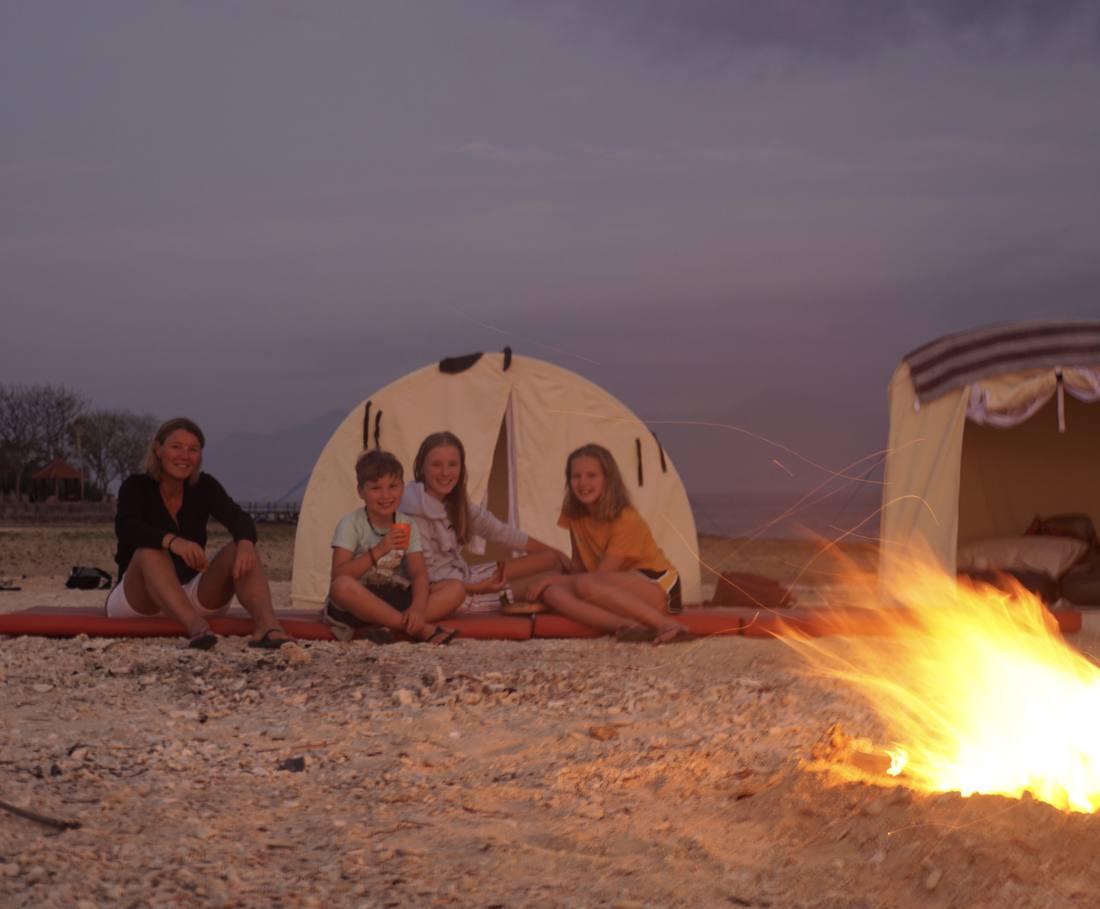 Kampvuur bij de tentjes op het strand van het onbewoonde eiland Menjangan, Indonesië