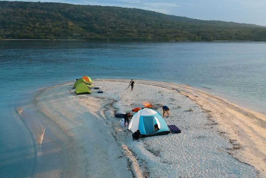 Tenten op het strand bij Menjangan in West-Bali, Indonesië