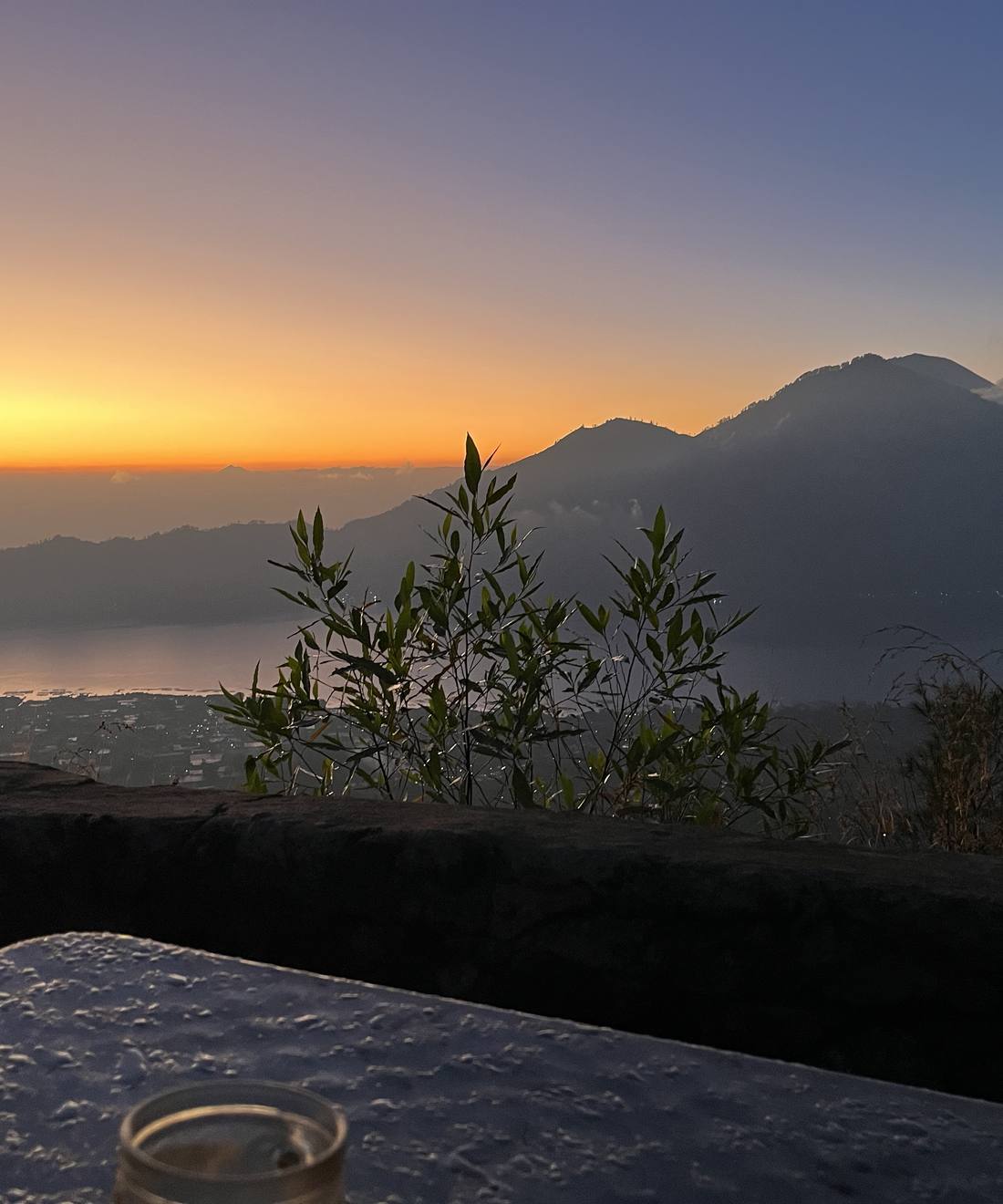 Uitzicht vanaf een terras op de vulkaan en het meer bij zonsopkomst, Bali