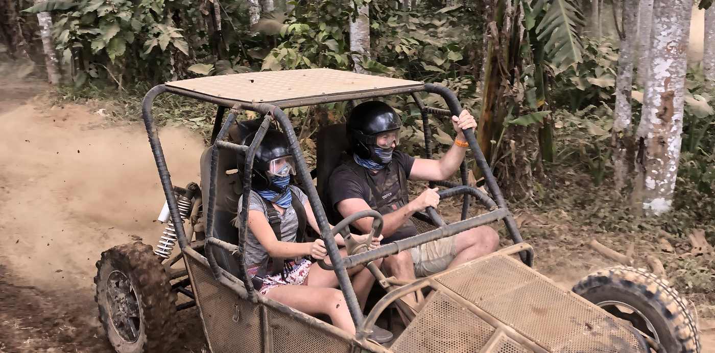 Twee reizigers rijden met een buggy over het modderpad door de jungle bij Munduk, Bali