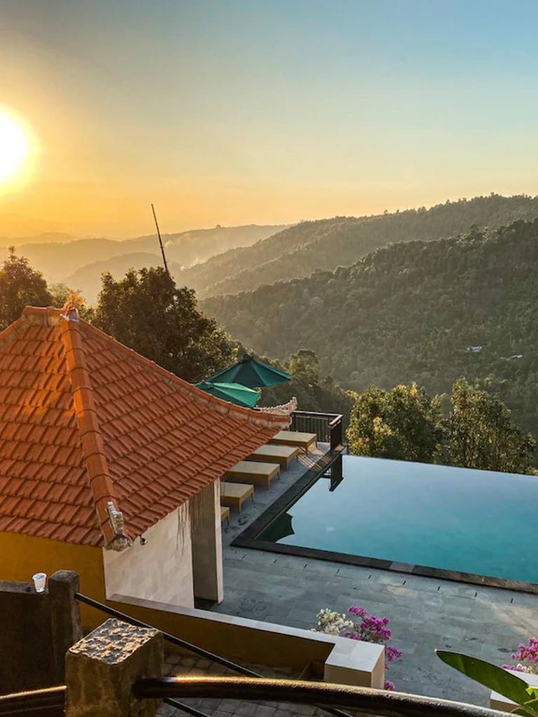 Zwembad met uitzicht over de vallei bij Munduk in Noord-Bali, Indonesië