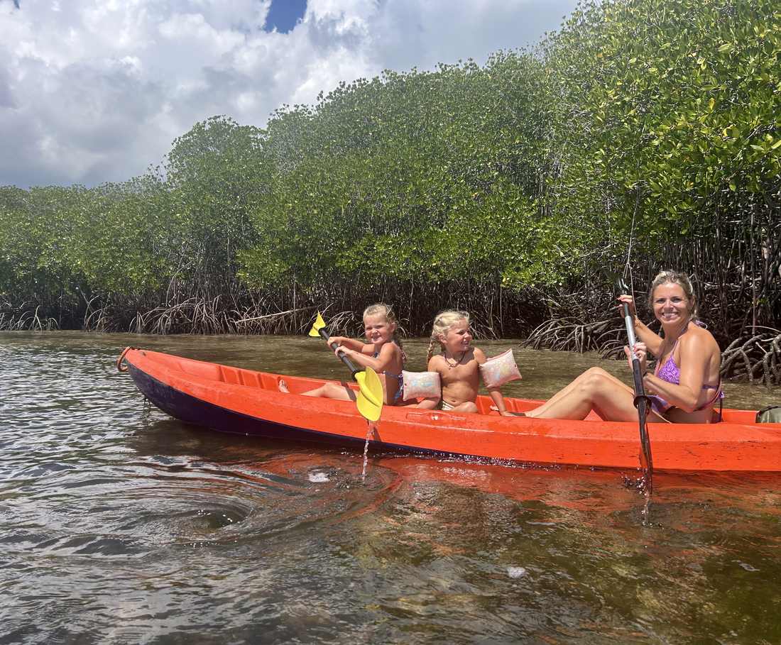 Met de kano door de mangroves bij Nusa Lembongan, Bali, Indonesië