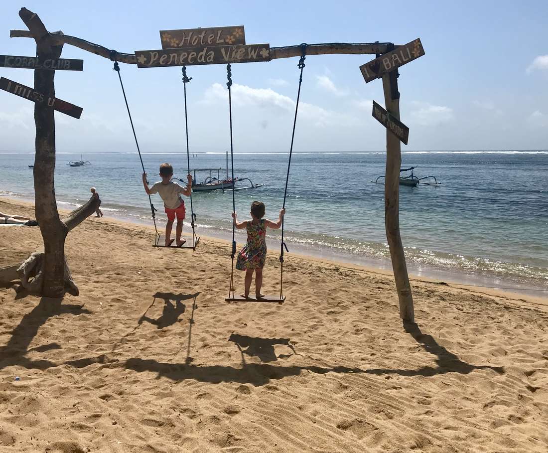 Een schommel aan het strand, Bali, Indonesië