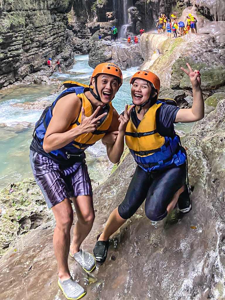 Reizigers met helm en zwemvest in de Green Canyon bij Pangandaran op Java, Indonesië