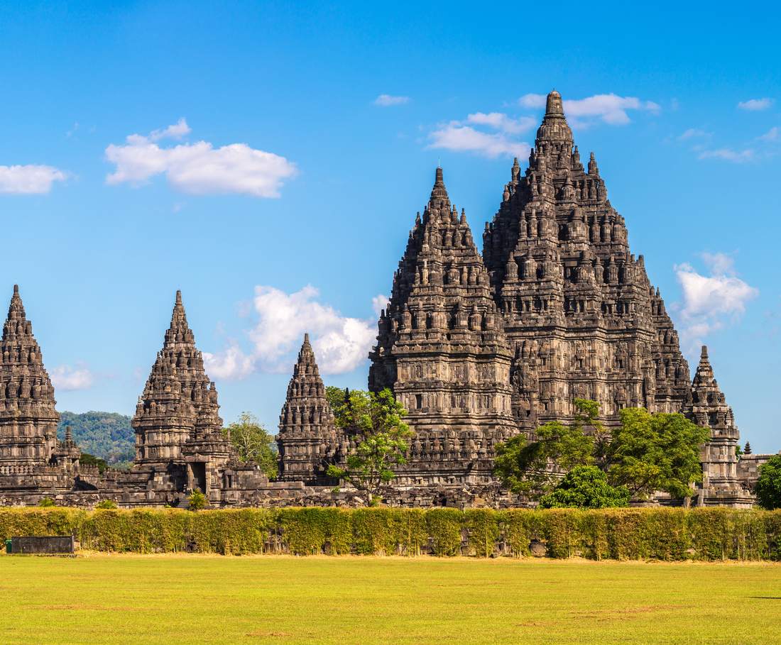 De tempeltorens van de Prambanan bij Yogyakarta op Java, Indonesië