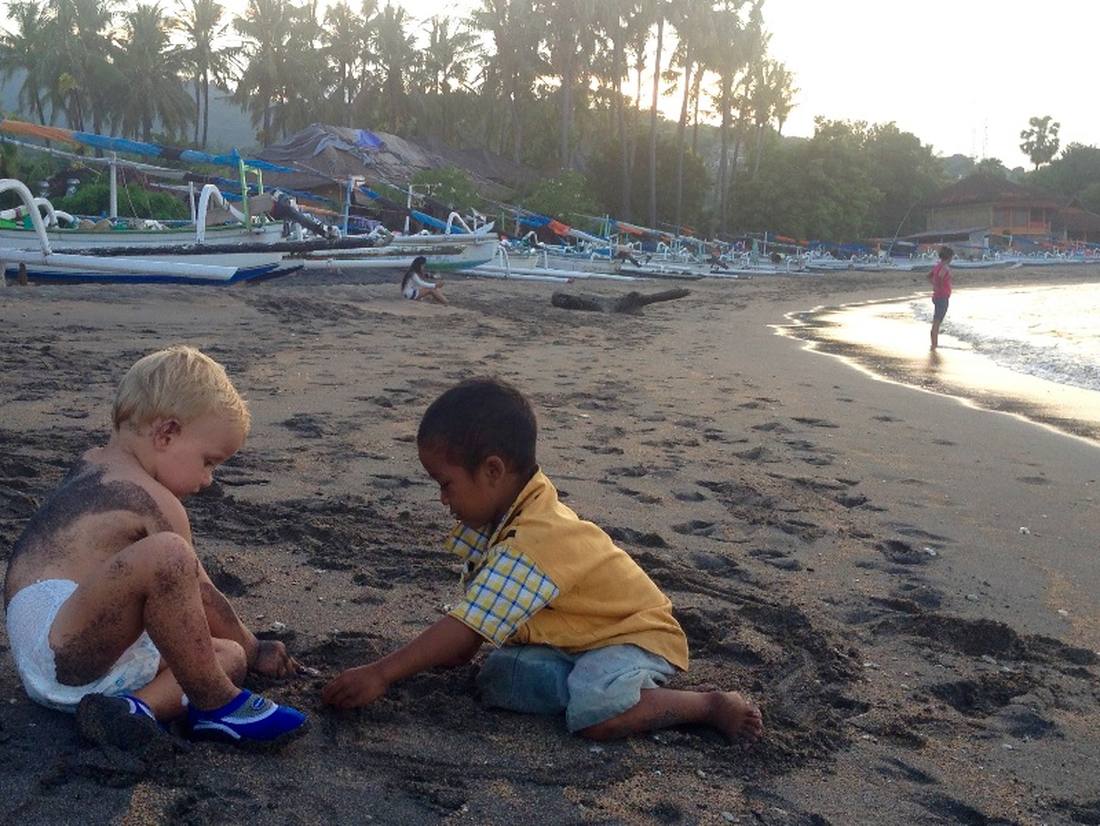 Fynn maakt vrienden als wij snorkelen op Bali
