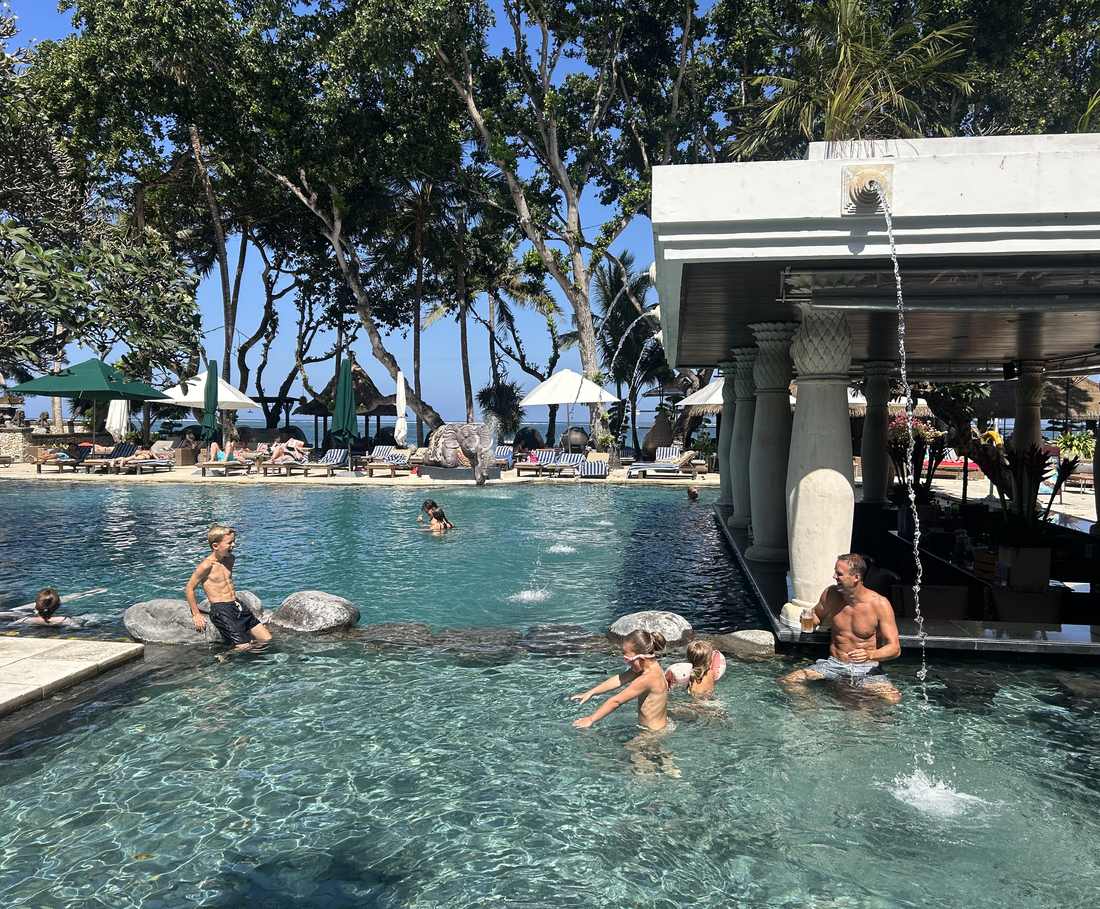 Het grote zwembad van het resort aan het strand in Sanur, Bali, Indonesië