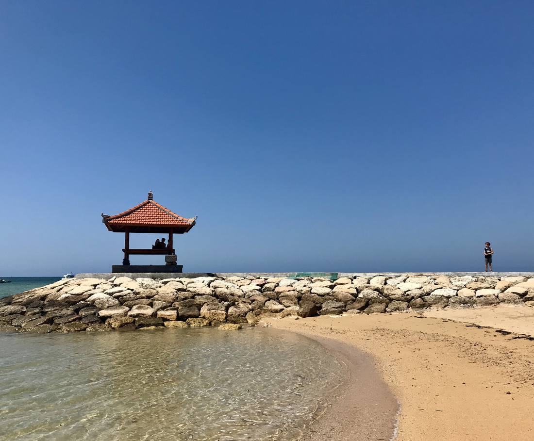 Een paviljoen op het strand, Bali, Indonesië