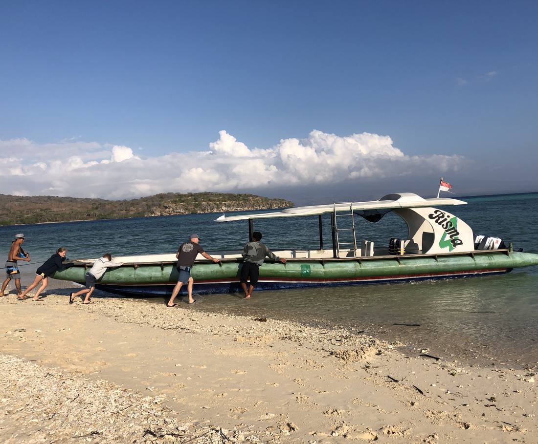 Vissersboten op het strand, Bali, Indonesië