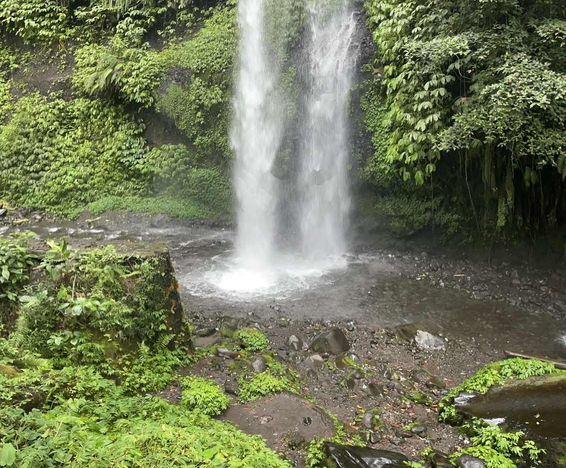 Een hoge waterval stort naar beneden in het groen bij Senaru op Lombok, Indonesië