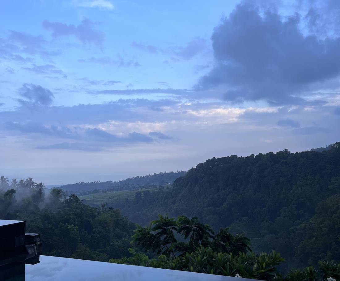 Het zwembad kijkt uit over de vulkaanvallei bij Senaru op Lombok, Indonesië