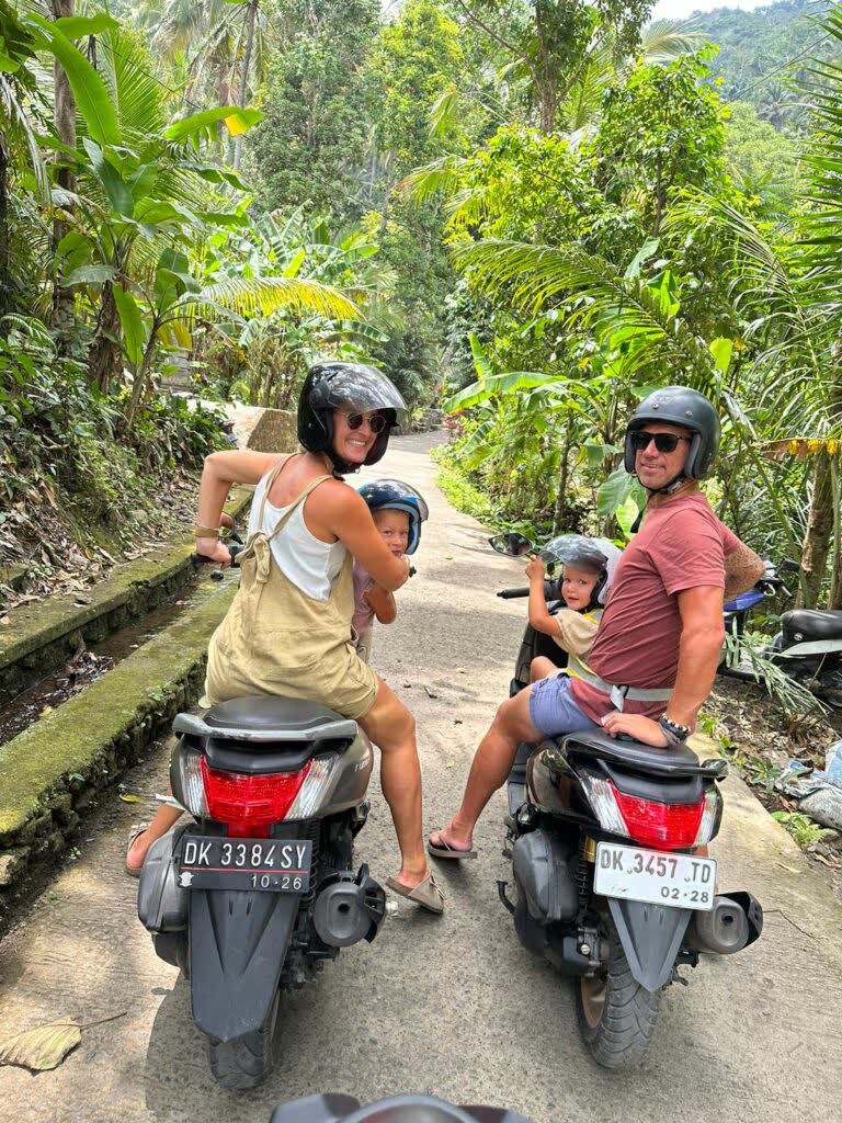 op de scooter door de dorpjes rond Sidemen, Bali, Indonesië
