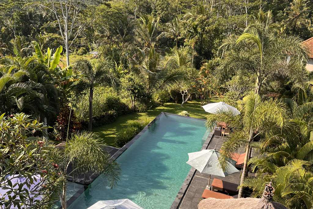 Zwembad in een groene tuin bij Sidemen op Bali, Indonesië