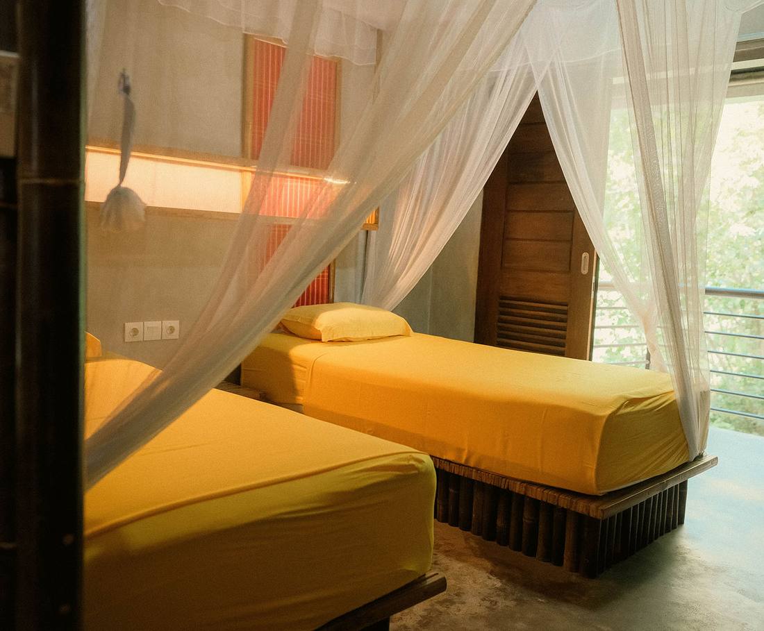 De kamer van de ecolodge bij Bukit Lawang, met uitzicht op het groen, Sumatra, Indonesië