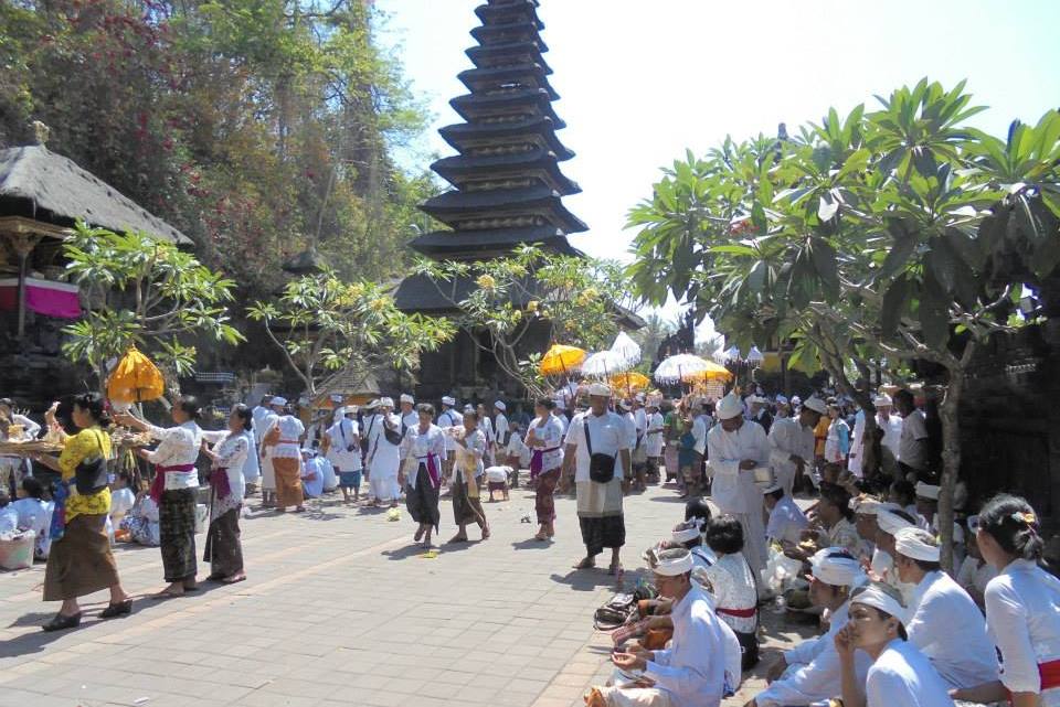 Balinezen in het wit bij een tempelceremonie op Bali, Indonesië