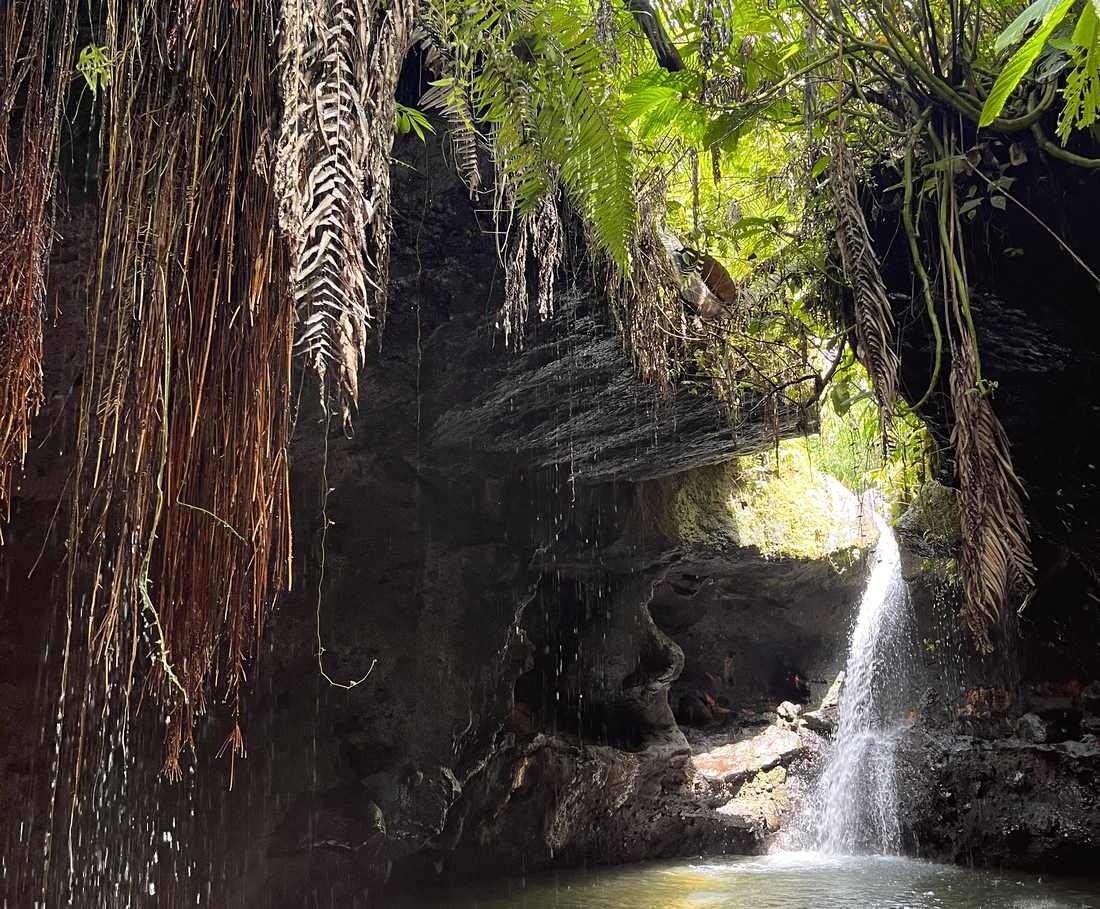 Een waterval valt in een smalle begroeide kloof bij Tetebatu op Lombok, Indonesië