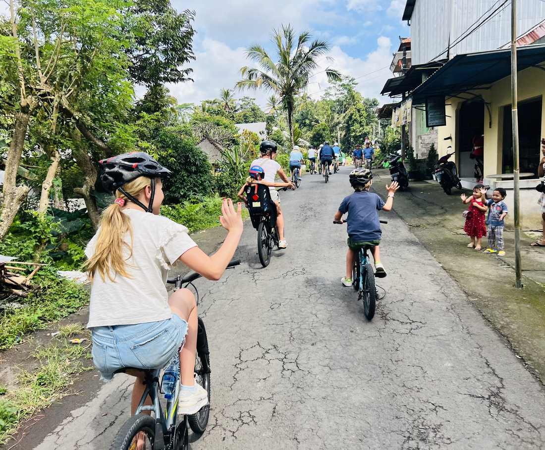 Op de fiets met een lokale gids door een dorp bij Ubud, Bali, Indonesië