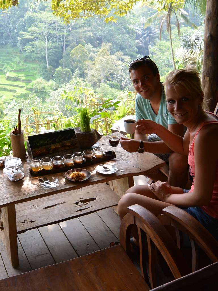 Ontbijt op een veranda met uitzicht over de rijstvelden bij Ubud, Bali, Indonesië