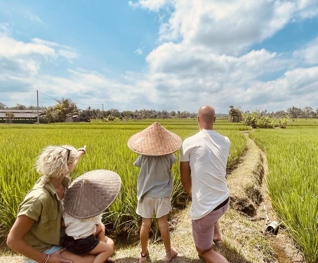 Kinderen met een rijstboer in de velden bij Ubud, Bali, Indonesië