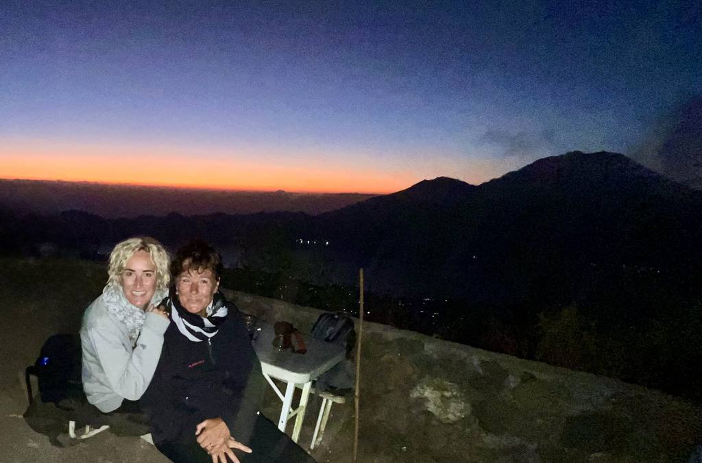 Een vulkaan in de schemering, Indonesië