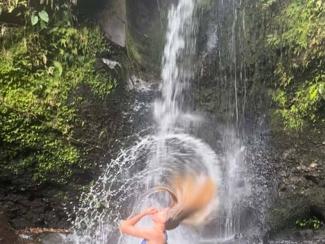 Borneo met kinderen - alleen bij de waterval