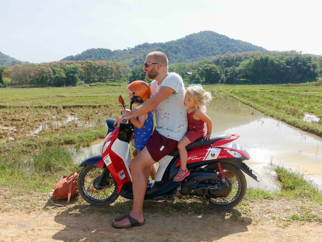 De manier om je te verplaatsen in Azië is op de scooter