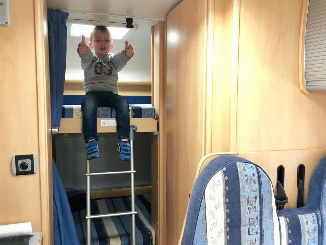 Met stapelbed! Ook heel fijn met twee jonge kinderen.