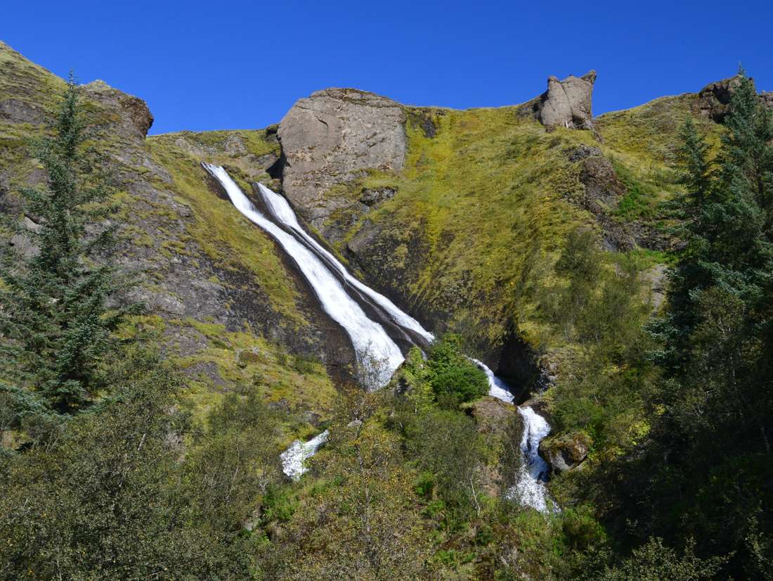 Watervallen overal, gewoon vanaf de weg. Systrafoss, IJsland