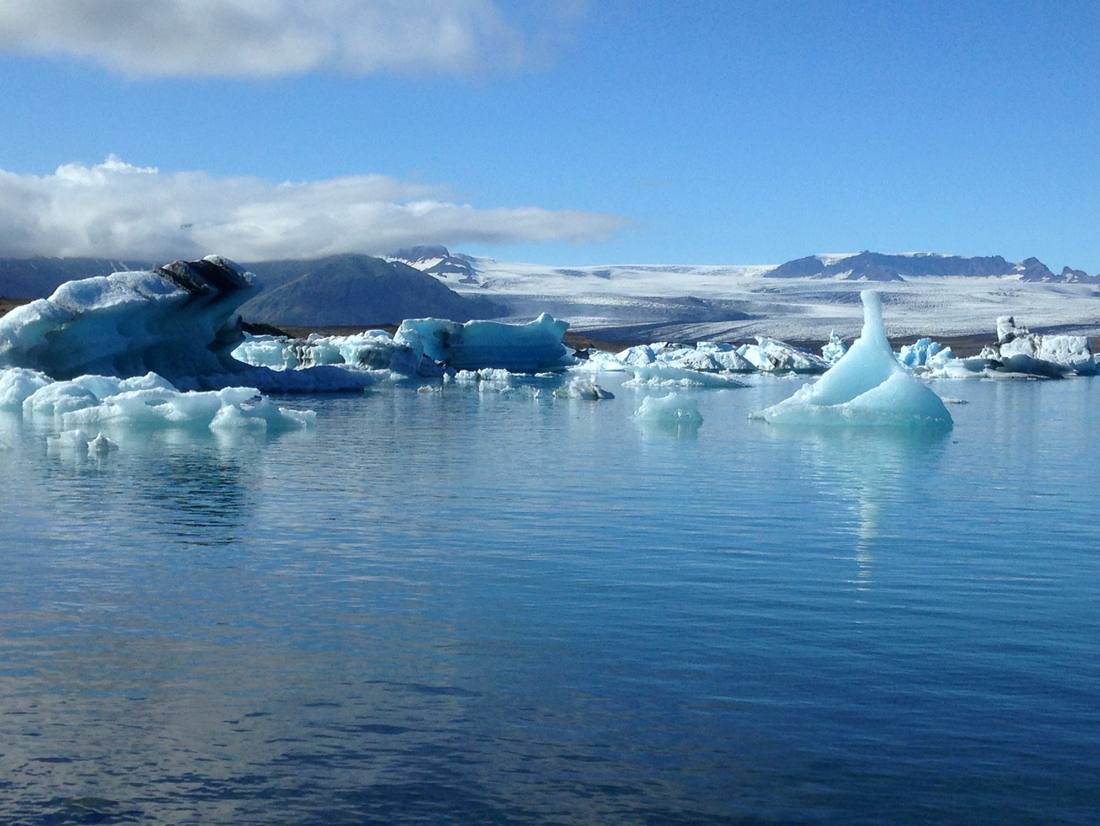 Blauwe ijsschotsen op het meer, zo mooi! Jökulsárlón, IJsland