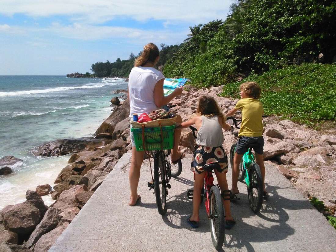 En als echte Hollanders huren we een fiets op de Seychellen met kinderen