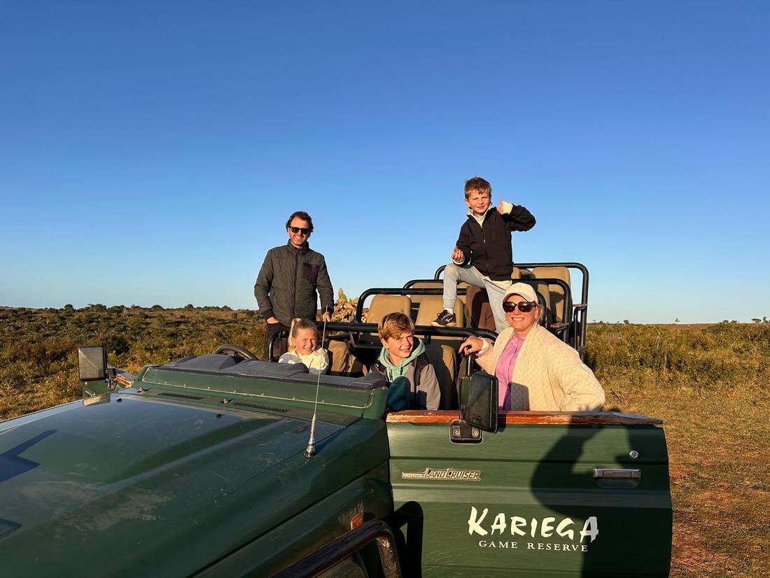 Het gezin op de open safariwagen aan het eind van de dag, Zuid-Afrika