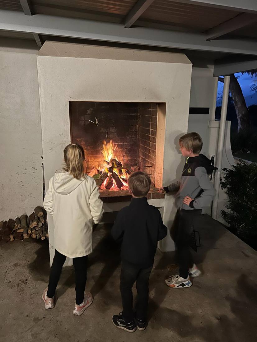 De kinderen bij het haardvuur in het huisje, Zuid-Afrika