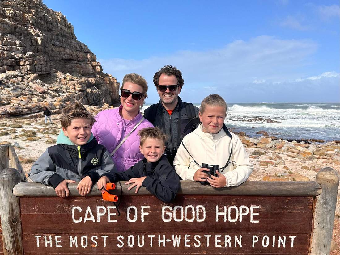Het gezin bij het bord van Kaap de Goede Hoop, Zuid-Afrika