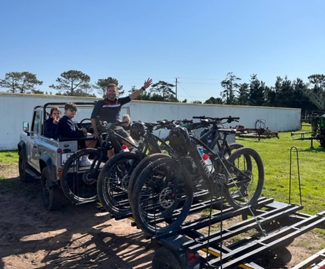 De mountainbikes klaar op de aanhanger bij Plettenberg Bay, Zuid-Afrika
