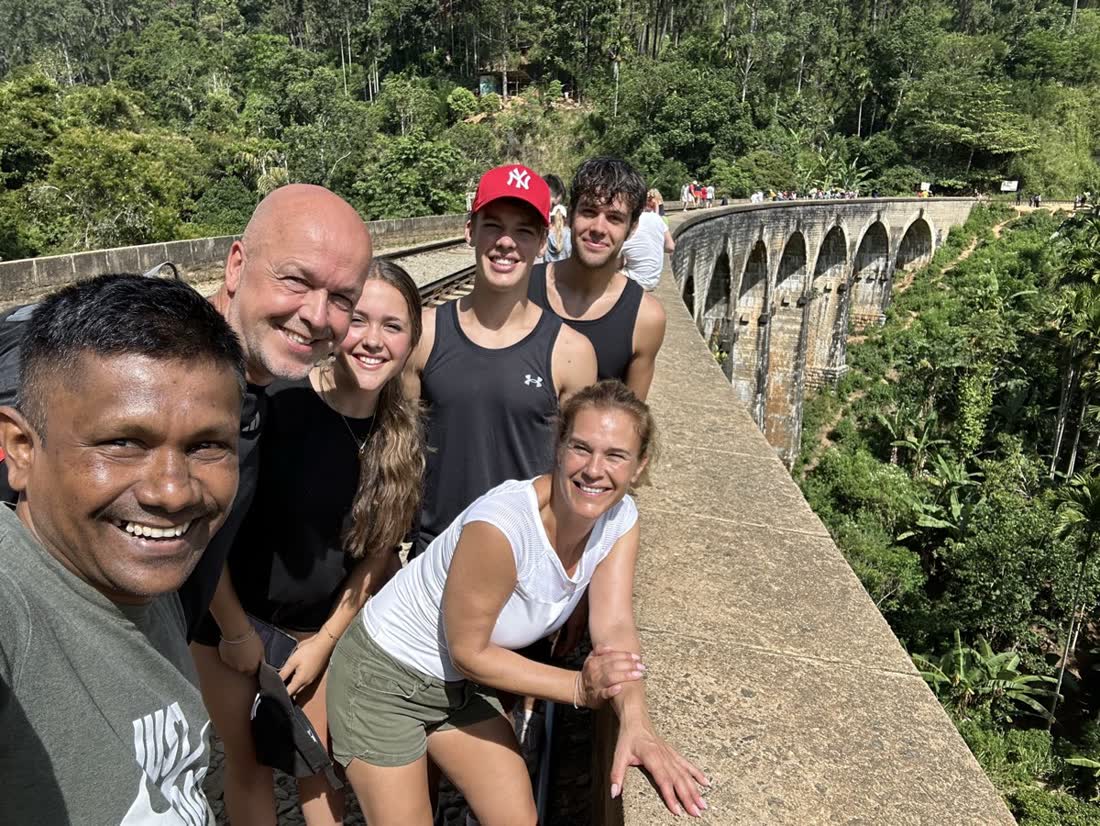 Het gezin onderweg door het binnenland van Sri Lanka