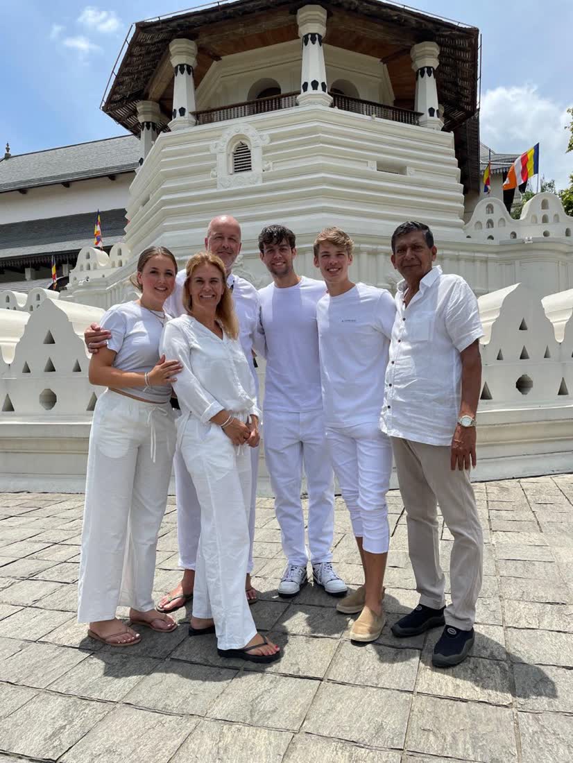 Het gezin in het wit voor de Tempel van de Tand, Sri Lanka