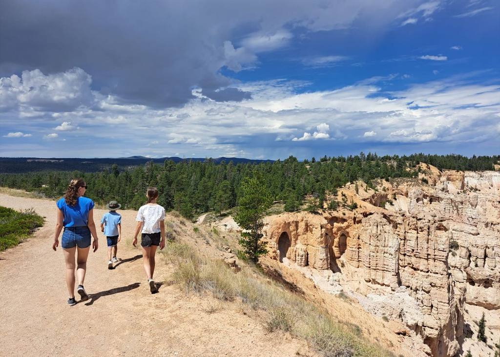 Het gezin loopt langs de rand van Bryce Canyon, Utah, Amerika