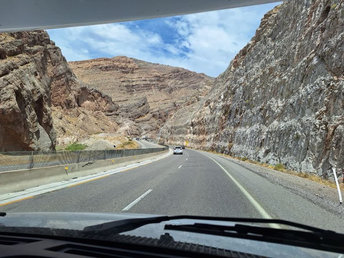 Onderweg door een canyon in het westen van Amerika, gezien vanuit de camper