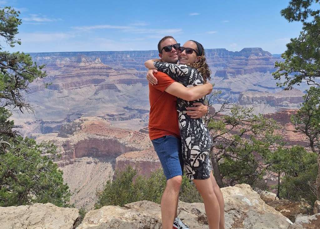 Marinka en Sander aan de rand van de Grand Canyon, Arizona, Amerika